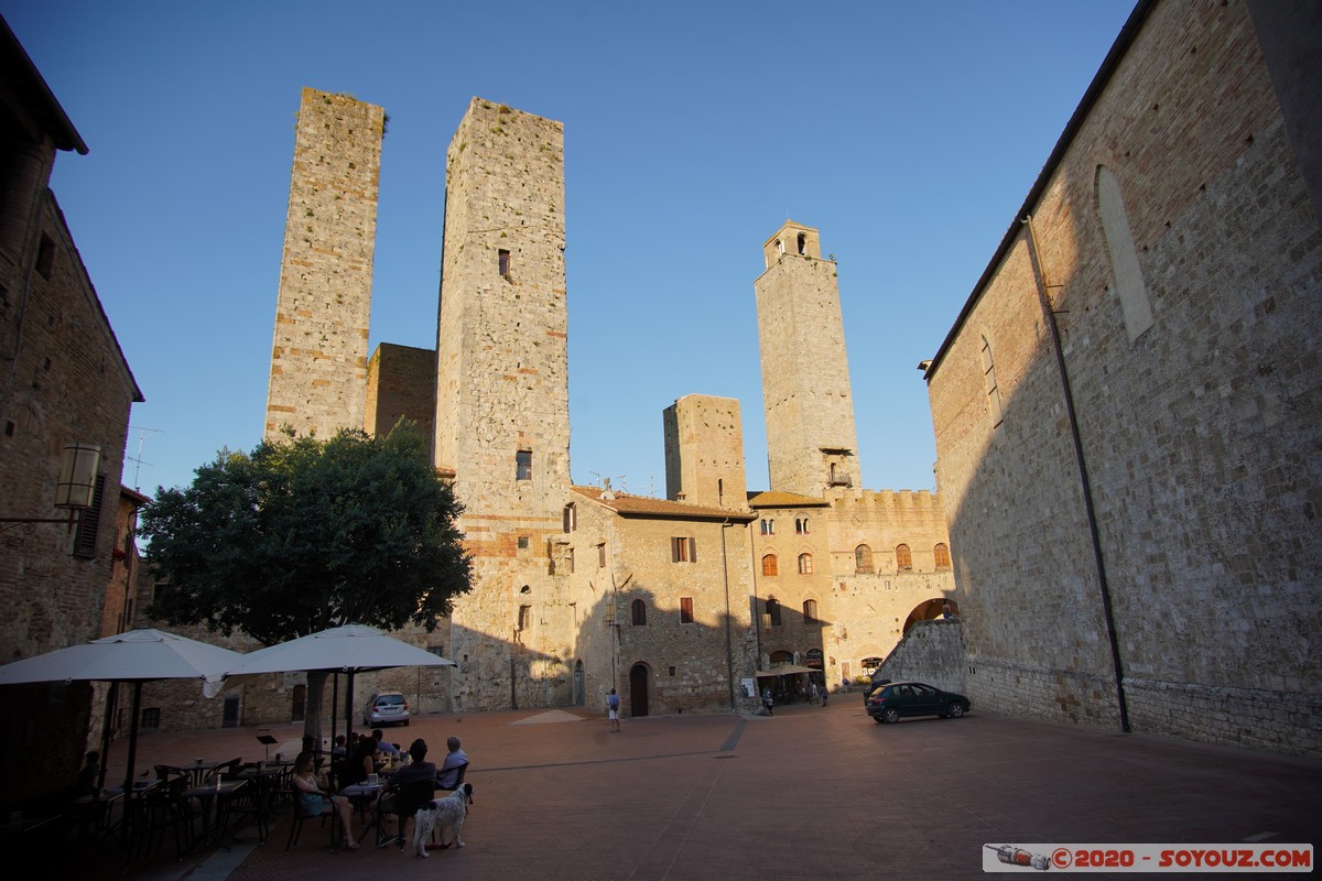 San Gimignano - Piazza dell'Erbe, Torri dei Salvucci
Mots-clés: geo:lat=43.46795427 geo:lon=11.04294896 geotagged ITA Italie San Gimignano Toscana sunset Piazza dell'Erbe Torri dei Salvucci