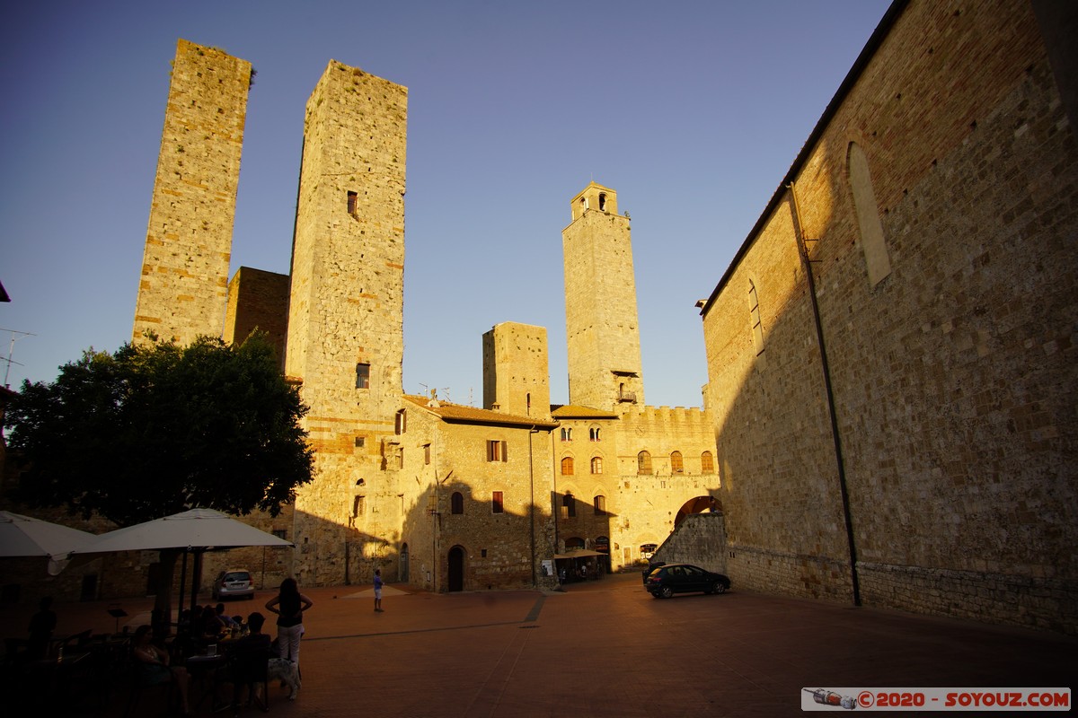 San Gimignano - Piazza dell'Erbe, Torri dei Salvucci
Mots-clés: geo:lat=43.46795427 geo:lon=11.04294896 geotagged ITA Italie San Gimignano Toscana sunset Piazza dell'Erbe Torri dei Salvucci