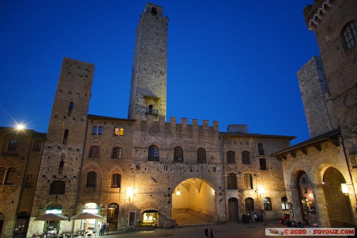 San Gimignano by  night -  Palazzo Vecchio del Podestà, Torre Rognosa e Torre Chigi
Mots-clés: geo:lat=43.46779833 geo:lon=11.04308312 geotagged ITA Italie San Gimignano Toscana Nuit Palazzo Vecchio Torre Rognosa Torre Chigi Piazza del Duomo