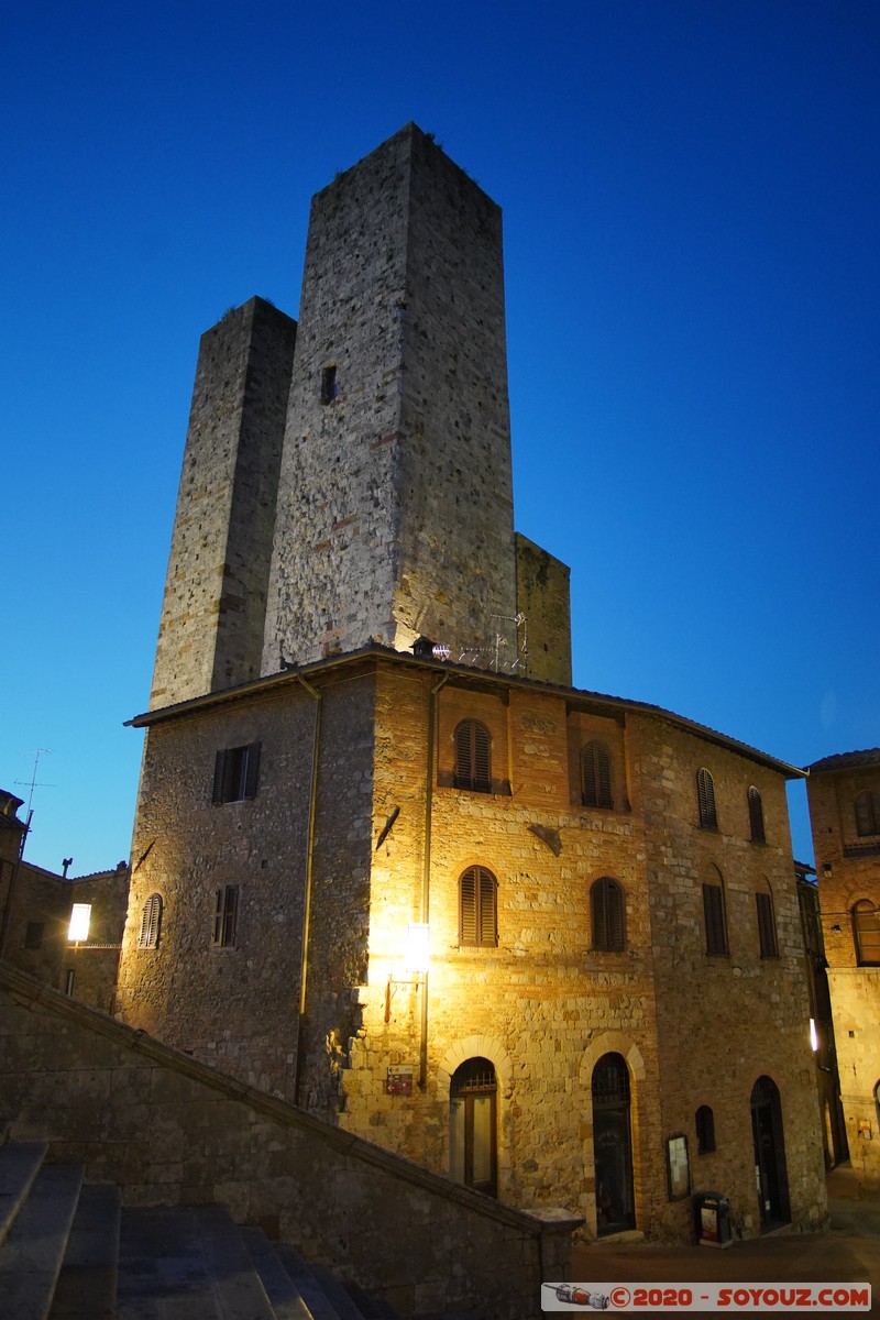 San Gimignano by  night - Torri dei Salvucci
Mots-clés: geo:lat=43.46786063 geo:lon=11.04308215 geotagged ITA Italie San Gimignano Toscana Nuit Torri dei Salvucci Piazza del Duomo