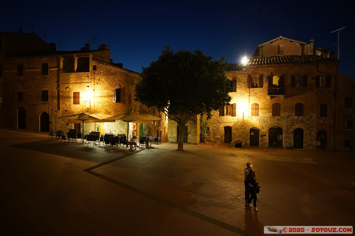 San Gimignano by  night - Piazza dell'Erbe
Mots-clés: geo:lat=43.46788744 geo:lon=11.04301442 geotagged ITA Italie San Gimignano Toscana Nuit Piazza del Duomo Piazza dell'Erbe