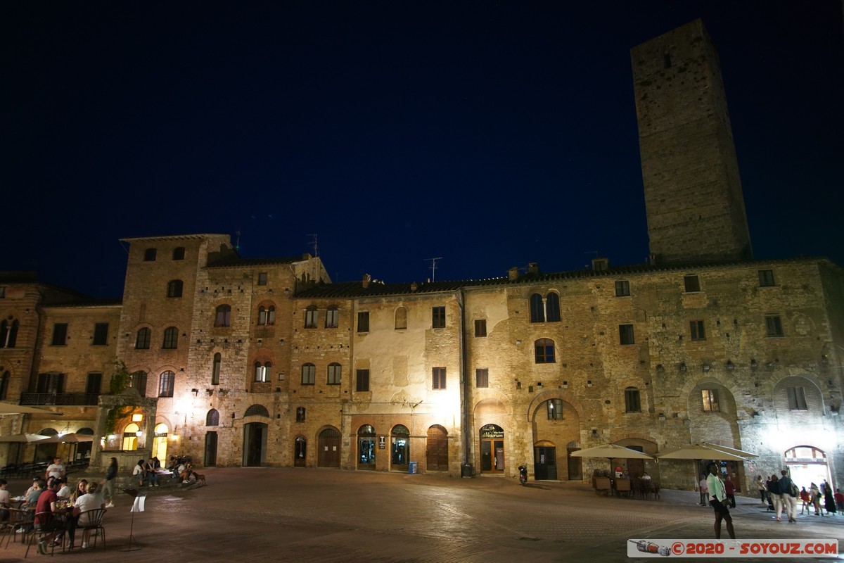 San Gimignano by  night - Piazza della Cisterna, Torre dei Becci
Mots-clés: geo:lat=43.46749322 geo:lon=11.04355824 geotagged ITA Italie San Gimignano Toscana Nuit Piazza della Cisterna Torre dei Becci