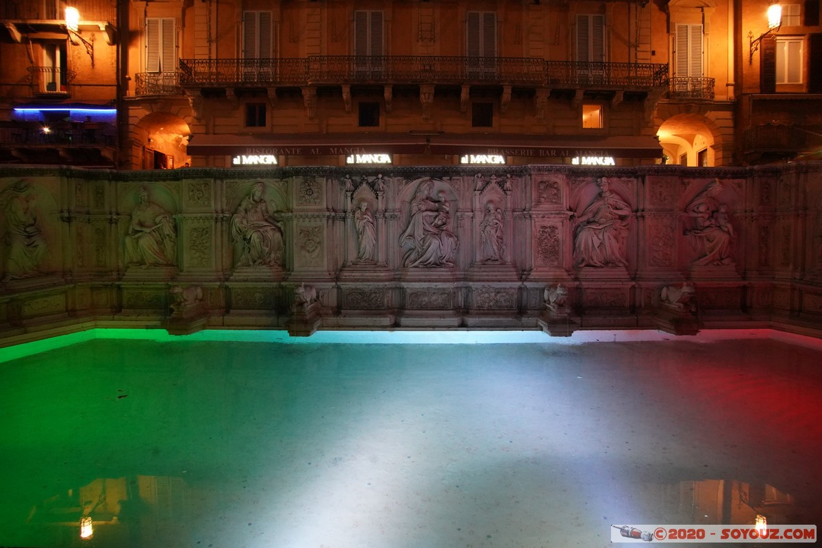 Siena by night - Piazza del Campo - Fonte Gaia
Mots-clés: geo:lat=43.31867515 geo:lon=11.33142708 geotagged ITA Italie Siena Toscana patrimoine unesco Piazza del Campo Nuit Fonte Gaia Fontaine