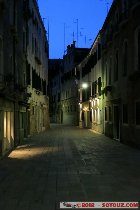 Venezia di notte - Rio Tera Della Mandola
Mots-clés: geo:lat=45.43473274 geo:lon=12.33259962 geotagged ITA Italie San Polo SestiÃ¨re di San Marco Veneto patrimoine unesco Nuit