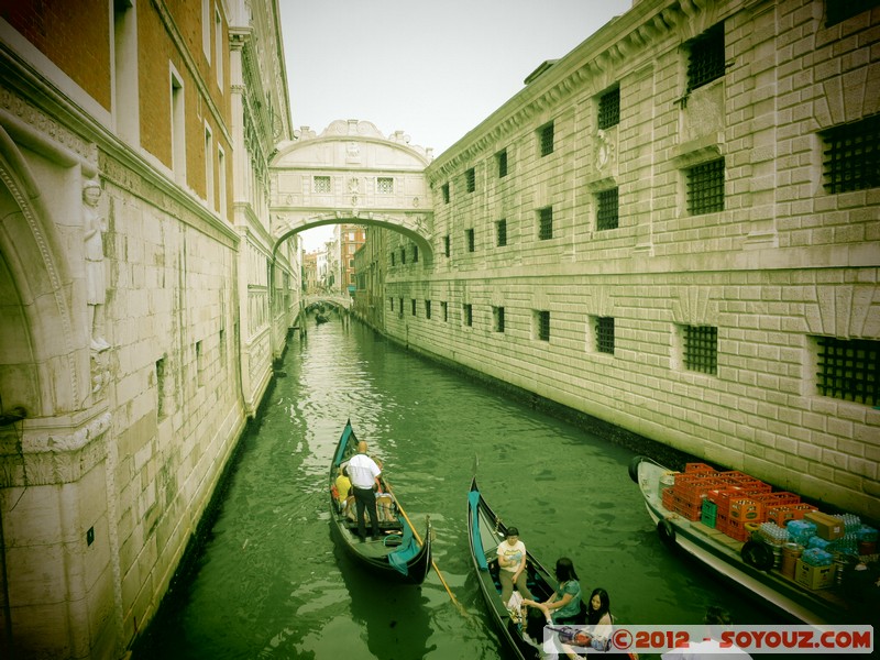 Venezia - Ponte dei Sospiri
Mots-clés: geo:lat=45.43363953 geo:lon=12.34121170 geotagged ITA Italie SestiÃ¨re di San Marco Veneto Venezia patrimoine unesco Ponte dei Sospiri Pont Art picture