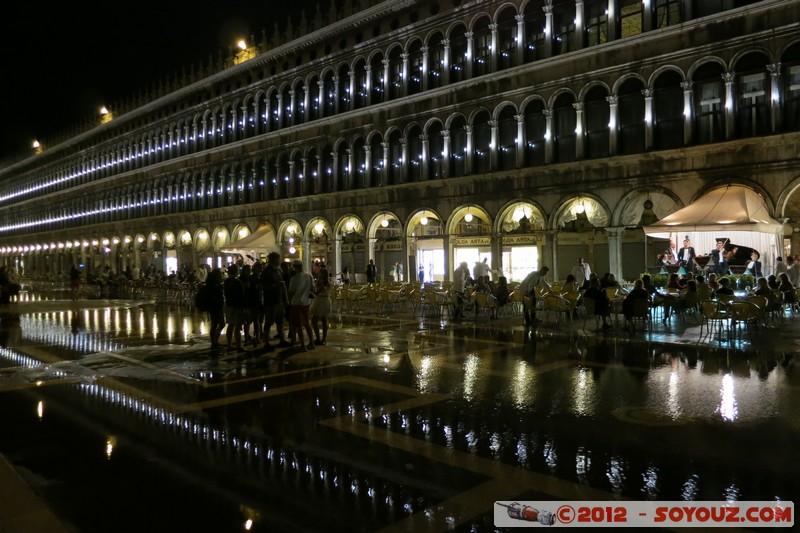 Venezia di notte - Piazza San Marco - Procuratie e Aqua alta
Mots-clés: geo:lat=45.43425458 geo:lon=12.33893890 geotagged ITA Italie SestiÃ¨re di San Marco Veneto Venezia patrimoine unesco Nuit Piazza San Marco