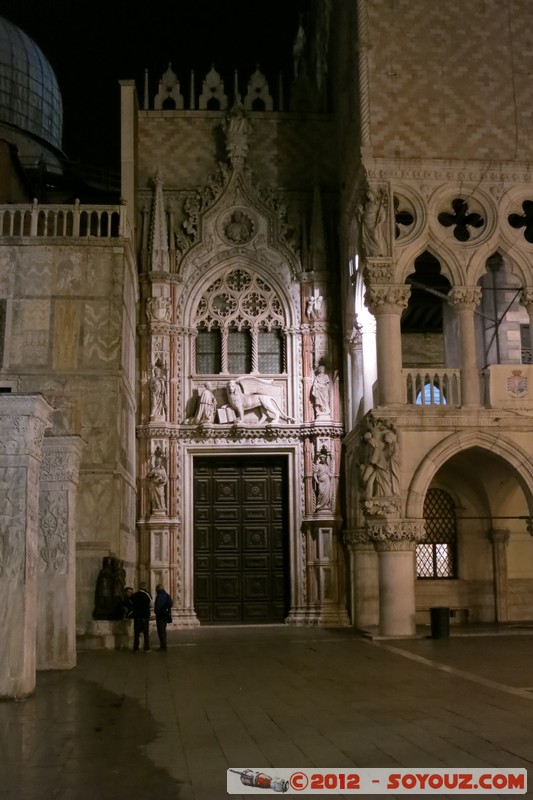 Venezia di notte - Piazza San Marco - Basilica di San Marco
Mots-clés: geo:lat=45.43410038 geo:lon=12.33955301 geotagged ITA Italie SestiÃ¨re di San Marco Veneto Venezia patrimoine unesco Nuit Piazza San Marco Eglise