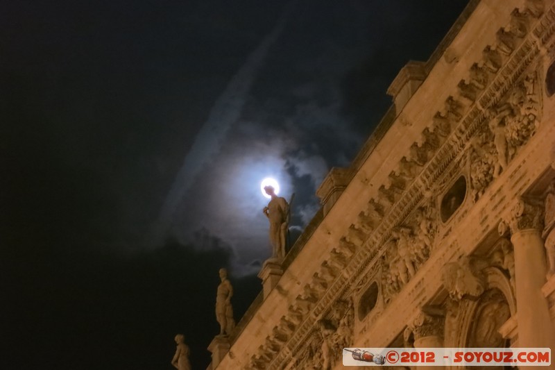 Venezia di notte - Piazza San Marco - Biblioteca Marciana e luna
Mots-clés: geo:lat=45.43358800 geo:lon=12.33969764 geotagged ITA Italie SestiÃ¨re di San Marco Veneto Venezia patrimoine unesco Nuit Piazza San Marco statue Lune