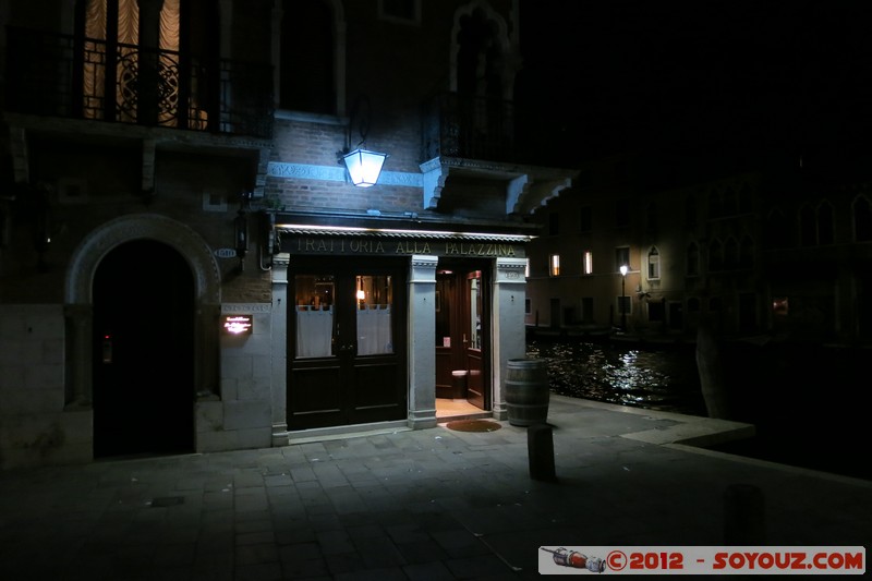 Venezia di notte - Trattoria alla Palazzina
Mots-clés: geo:lat=45.44368863 geo:lon=12.32584971 geotagged ITA Italie SestiÃ¨re di Cannaregio Veneto Venezia patrimoine unesco Nuit Restaurants