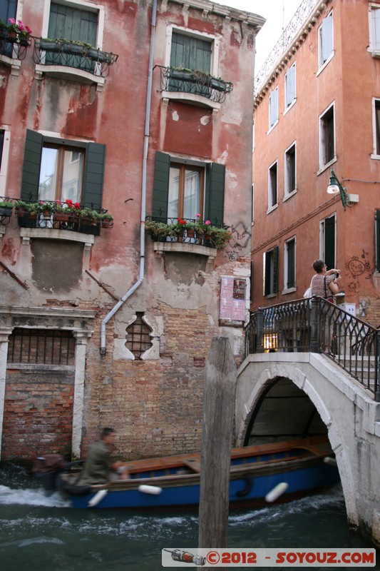 Venezia - Rio Terra della Maddalena - Ponte de l'Anconeta
Mots-clés: Cannaregio geo:lat=45.44359483 geo:lon=12.32989422 geotagged ITA Italie SestiÃ¨re di Cannaregio Veneto patrimoine unesco canal Pont Ponte de l'Anconeta