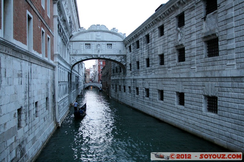 Venezia - Ponte dei Sospiri
Mots-clés: geo:lat=45.43365109 geo:lon=12.34085031 geotagged ITA Italie SestiÃ¨re di San Marco Veneto Venezia patrimoine unesco Ponte dei Sospiri Pont