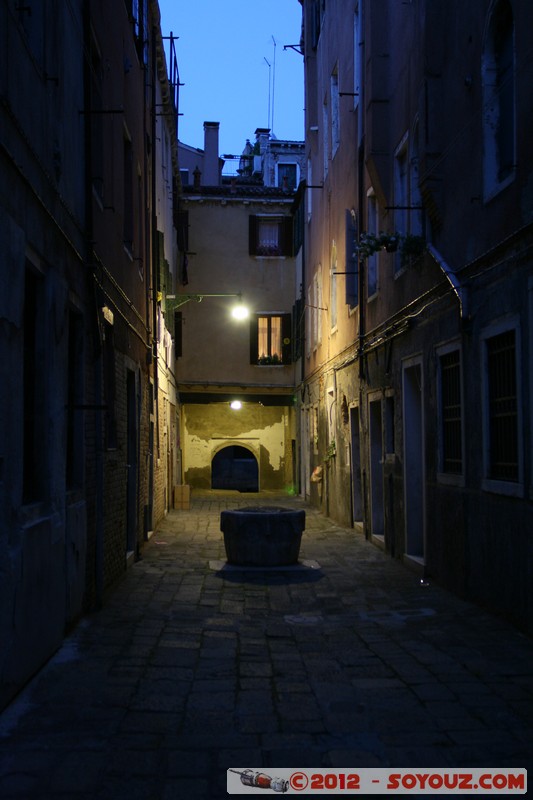 Venezia di notte - Calle del Pestrin
Mots-clés: geo:lat=45.43446501 geo:lon=12.33061783 geotagged ITA Italie San Polo SestiÃ¨re di San Polo Veneto patrimoine unesco Nuit