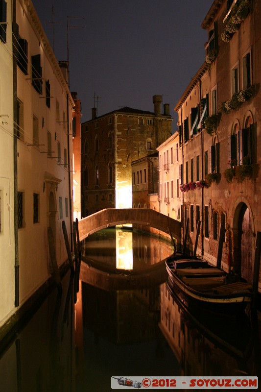 Venezia di notte - Rio de San Zan Degola - Ponte de l'Anatomia
Mots-clés: geo:lat=45.43995975 geo:lon=12.32698158 geotagged ITA Italie Venedig Veneto Venezia patrimoine unesco Nuit canal bateau