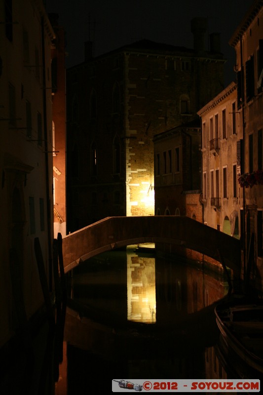 Venezia di notte - Rio de San Zan Degola - Ponte de l'Anatomia
Mots-clés: geo:lat=45.43996361 geo:lon=12.32694239 geotagged ITA Italie Venedig Veneto Venezia patrimoine unesco Nuit canal bateau