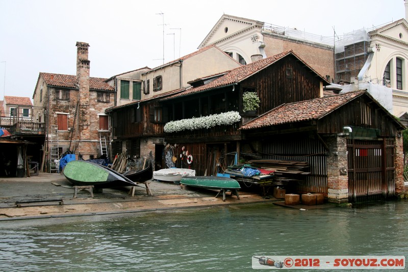 Venezia - Squero di San Trovaso
Mots-clés: Dorsoduro geo:lat=45.43011472 geo:lon=12.32601583 geotagged ITA Italie SestiÃ¨re di Dorsoduro Veneto patrimoine unesco Gondole