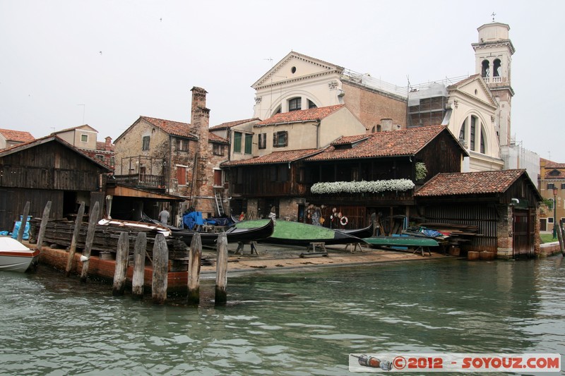 Venezia - Squero di San Trovaso
Mots-clés: Dorsoduro geo:lat=45.42998594 geo:lon=12.32592906 geotagged ITA Italie SestiÃ¨re di Dorsoduro Veneto patrimoine unesco Gondole