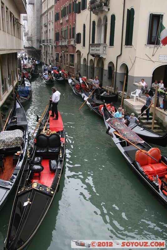 Venezia - Rio di San Moise - Gondole
Mots-clés: geo:lat=45.43305439 geo:lon=12.33552132 geotagged ITA Italie SestiÃ¨re di San Marco Veneto Venezia patrimoine unesco Gondole