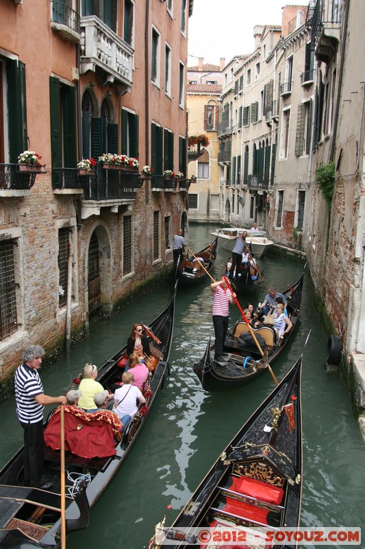 Venezia - Rio di San Moise - Gondole
Mots-clés: geo:lat=45.43304531 geo:lon=12.33559143 geotagged ITA Italie SestiÃ¨re di San Marco Veneto Venezia patrimoine unesco Gondole