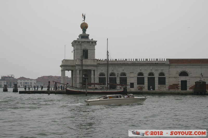 Venezia - Dogana da Mar
Mots-clés: geo:lat=45.43225167 geo:lon=12.33672755 geotagged ITA Italie SestiÃ¨re di San Marco Veneto Venezia patrimoine unesco Dogana da Mar