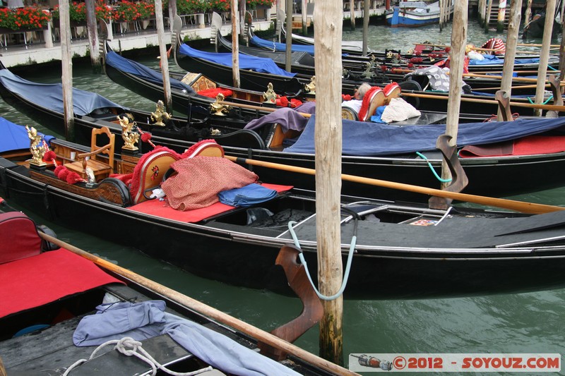 Venezia - Gondole
Mots-clés: geo:lat=45.43226917 geo:lon=12.33671826 geotagged ITA Italie SestiÃ¨re di San Marco Veneto Venezia patrimoine unesco bateau Gondole