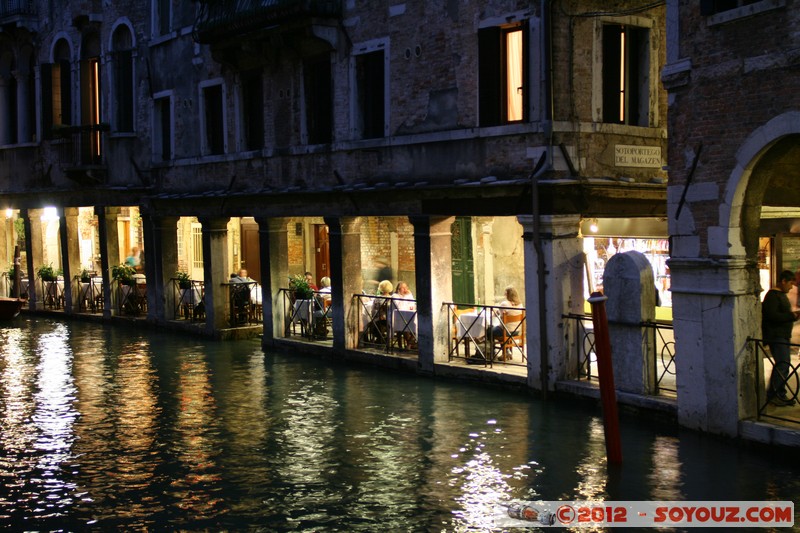 Venezia di notte - Rio di Santi Apostoli
Mots-clés: Cannaregio geo:lat=45.44006045 geo:lon=12.33654576 geotagged ITA Italie SestiÃ¨re di San Polo Veneto patrimoine unesco Nuit