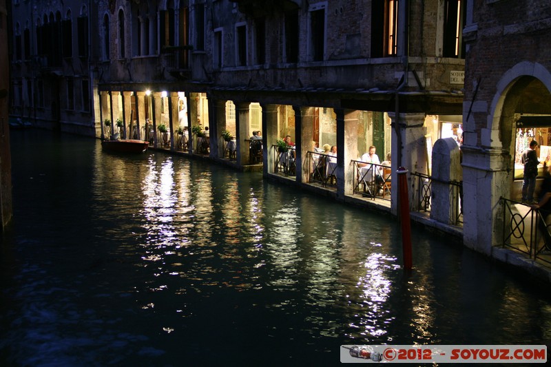 Venezia di notte - Rio di Santi Apostoli
Mots-clés: Cannaregio geo:lat=45.44001411 geo:lon=12.33655348 geotagged ITA Italie SestiÃ¨re di San Polo Veneto patrimoine unesco Nuit