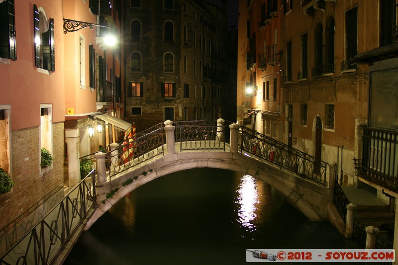 Venezia di notte - Ponte dei Pignoli
Mots-clés: geo:lat=45.43598417 geo:lon=12.33768619 geotagged ITA Italie SestiÃ¨re di San Marco Veneto Venezia patrimoine unesco Nuit Pont canal