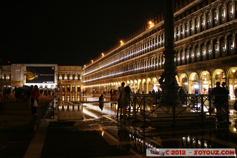 Venezia di notte - Piazza San Marco - Procuratie e Aqua alta
Mots-clés: geo:lat=45.43440562 geo:lon=12.33874549 geotagged ITA Italie SestiÃ¨re di San Marco Veneto Venezia patrimoine unesco Nuit Piazza San Marco