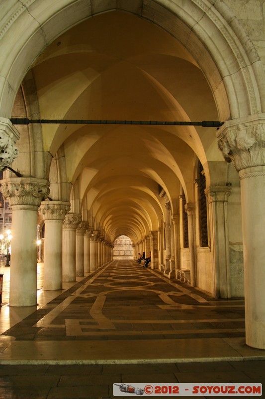 Venezia di notte - Piazza San Marco - Palazzo Ducale
Mots-clés: geo:lat=45.43347833 geo:lon=12.34010222 geotagged ITA Italie SestiÃ¨re di San Marco Veneto Venezia patrimoine unesco Nuit Piazza San Marco Palazzo Ducale