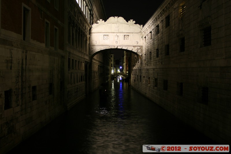 Venezia di notte - Ponte dei Sospiri
Mots-clés: geo:lat=45.43365833 geo:lon=12.34106667 geotagged ITA Italie SestiÃ¨re di San Marco Veneto Venezia patrimoine unesco Nuit Pont