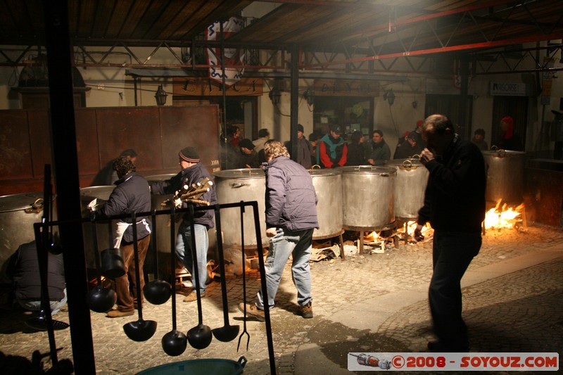 Storico Carnevale di Ivrea - Fagiolata Benefica del Castellazzo
Mots-clés: Nuit Nourriture