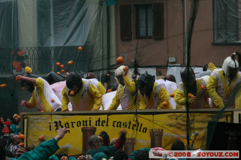 Ivrea - Battaglia delle Arance - Tuchini Del Borghetto e i Baroni del Castello
