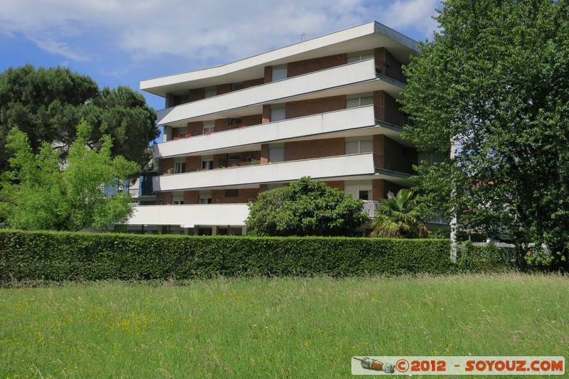 Ivrea - Edificio a 18 alloggi - 1955
Mots-clés: Banchette geo:lat=45.45588864 geo:lon=7.86559303 geotagged ITA Italie Ivrea Piemonte Architecture