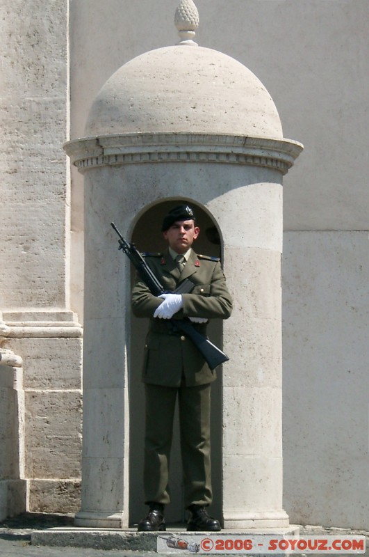 Relve de la garde devant le palais Quirinale
