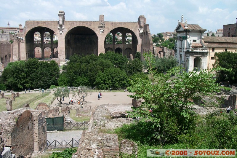 Basilique di Massenzio e Constentino
Les basilique romaine n'etait pas des lieux de culte mais des palais de justice.
