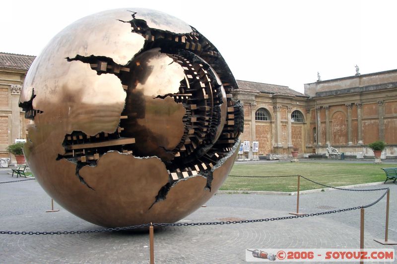 Sphere with Sphere
Sculpture de Arnaldo Pomodoro. C'est sa 3e oeuvre de cet artiste que je dcouvre par hasard aprs celle du Trinity College de Dublin et une autre (celle de l'ONU?)  New-York
