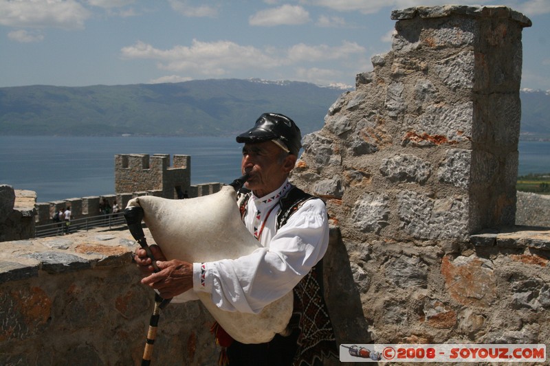 Ohrid - Samuilâ��s Fortress - Gaida (Cornemuse) player
Mots-clés: patrimoine unesco musique chateau Ruines