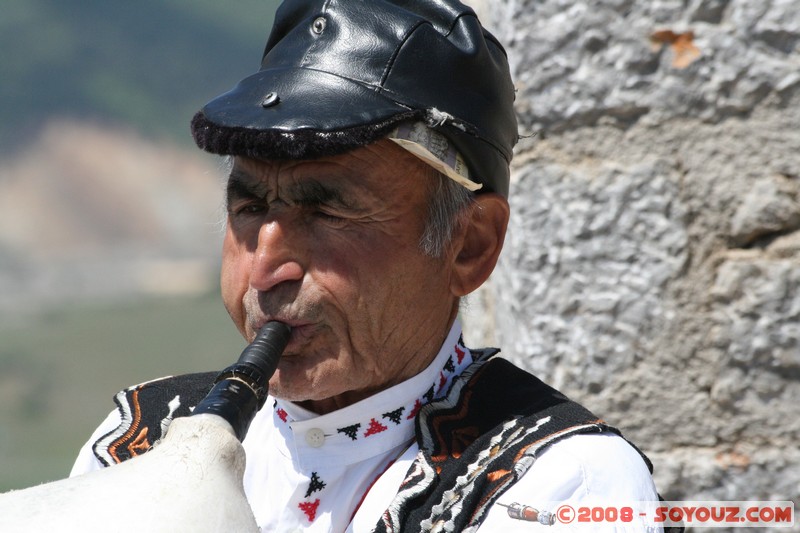 Ohrid - Samuilâ��s Fortress - Gaida (Cornemuse) player
Mots-clés: patrimoine unesco musique chateau Ruines