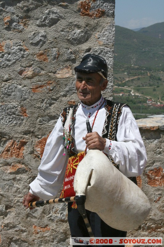 Ohrid - Samuilâ��s Fortress - Gaida (Cornemuse) player
Mots-clés: patrimoine unesco musique chateau Ruines