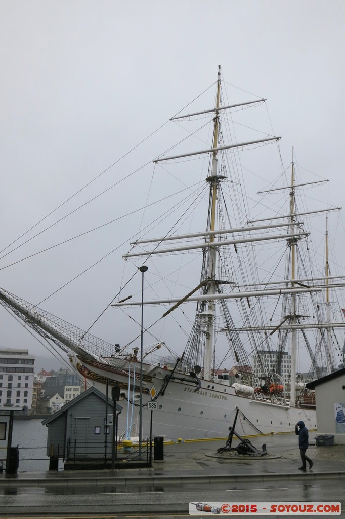 Bergen - three-masted barque Statsraad Lehmkuhl
Mots-clés: Bergen Bergenhus geo:lat=60.39805578 geo:lon=5.32080222 geotagged Hordaland NOR Norvège Norway bateau Statsraad Lehmkuhl Bryggen