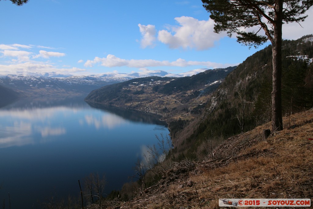 Innvikfjorden - Blaksaeter
Mots-clés: Blaksæter Faleide geo:lat=61.88438682 geo:lon=6.56711482 geotagged NOR Norvège Sogn og Fjordane Fjord Montagne Neige