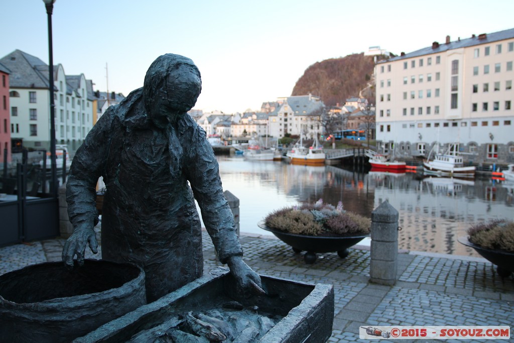 Alesund - Apotekergata
Mots-clés: lesund geo:lat=62.47128880 geo:lon=6.15092880 geotagged More og Romdal NOR Norvège Norway Alesund statue sculpture