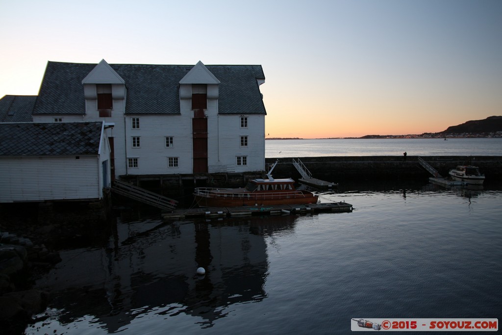 Alesund - Fiskerimuseet - Sunset
Mots-clés: lesund geo:lat=62.47355200 geo:lon=6.15000360 geotagged More og Romdal NOR Norvège Norway Alesund sunset Lumiere