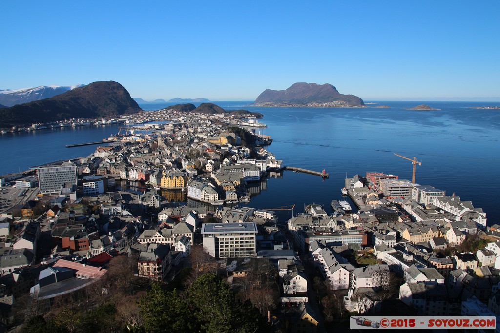 Alesund - view from Aksla Utsiktspunkt
Mots-clés: lesund geo:lat=62.47415287 geo:lon=6.16402194 geotagged More og Romdal NOR Norvège Norway Alesund Aksla Utsiktspunkt Fjord Montagne