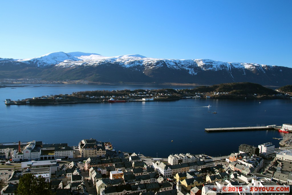 Alesund - view from Aksla Utsiktspunkt
Mots-clés: lesund geo:lat=62.47415660 geo:lon=6.16403311 geotagged More og Romdal NOR Norvège Norway Alesund Aksla Utsiktspunkt Fjord Montagne Neige