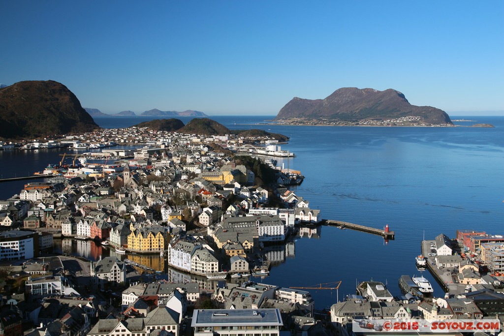 Alesund - view from Aksla Utsiktspunkt
Mots-clés: lesund geo:lat=62.47418823 geo:lon=6.16409582 geotagged More og Romdal NOR Norvège Norway Alesund Aksla Utsiktspunkt Fjord Montagne