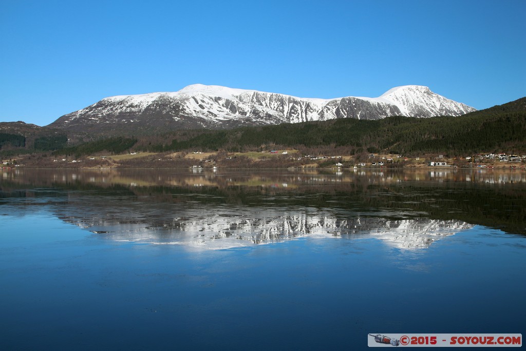 More og Romdal - Tennfjord
Mots-clés: geo:lat=62.52900354 geo:lon=6.57417534 geotagged More og Romdal NOR Norvège Tennfjord Norway Fjord Montagne Neige paysage