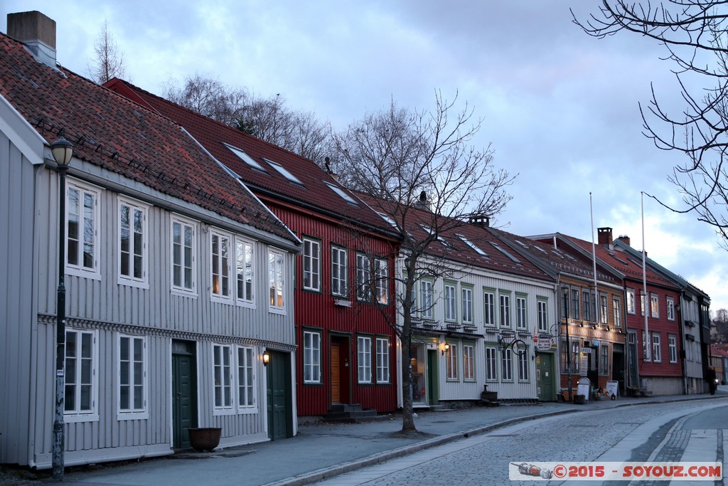 Trondheim - Bakklandet at dusk
Mots-clés: Bakklandet geo:lat=63.42812883 geo:lon=10.40294845 geotagged NOR Norvège Sor-Trondelag Trondheim Norway sunset