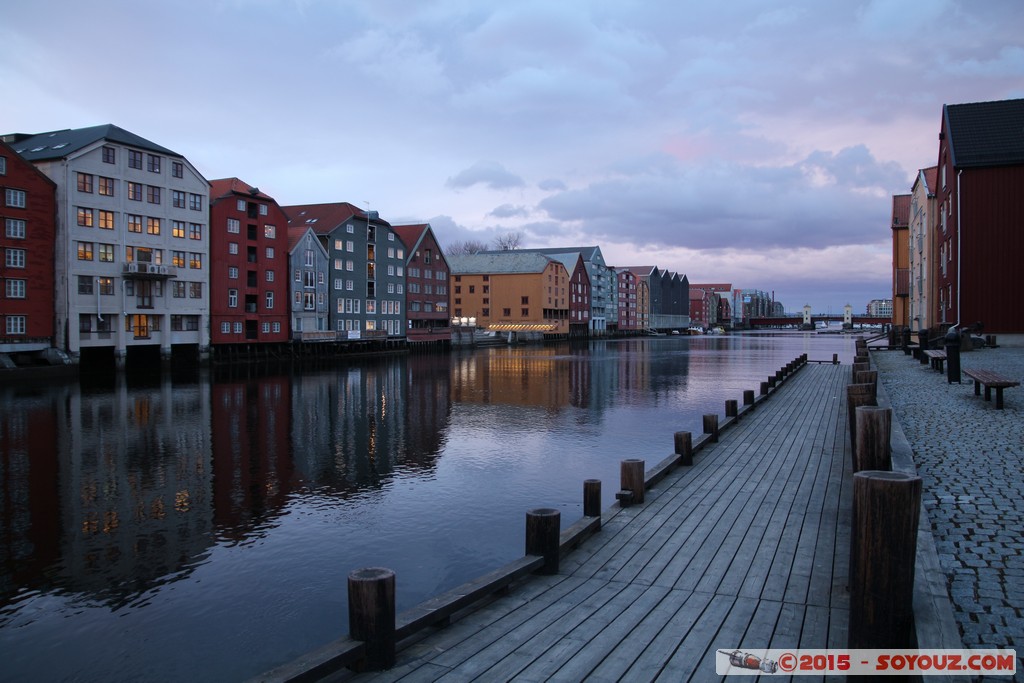 Trondheim - Bakklandet at dusk - Old warehouses along Nidelven river
Mots-clés: Bakklandet geo:lat=63.42901420 geo:lon=10.40277451 geotagged NOR Norvège Sor-Trondelag Trondheim Norway Riviere sunset