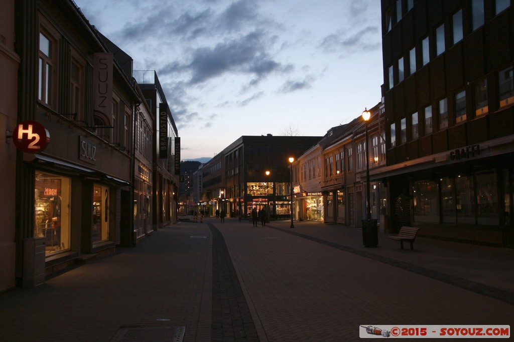 Trondheim by dusk - Thomas Angells gate
Mots-clés: geo:lat=63.43278800 geo:lon=10.39818629 geotagged Midtbyen NOR Norvège Sor-Trondelag Trondheim Norway sunset